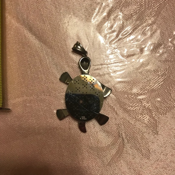 Abalone shell turtle pendant - Picture 4 of 4
